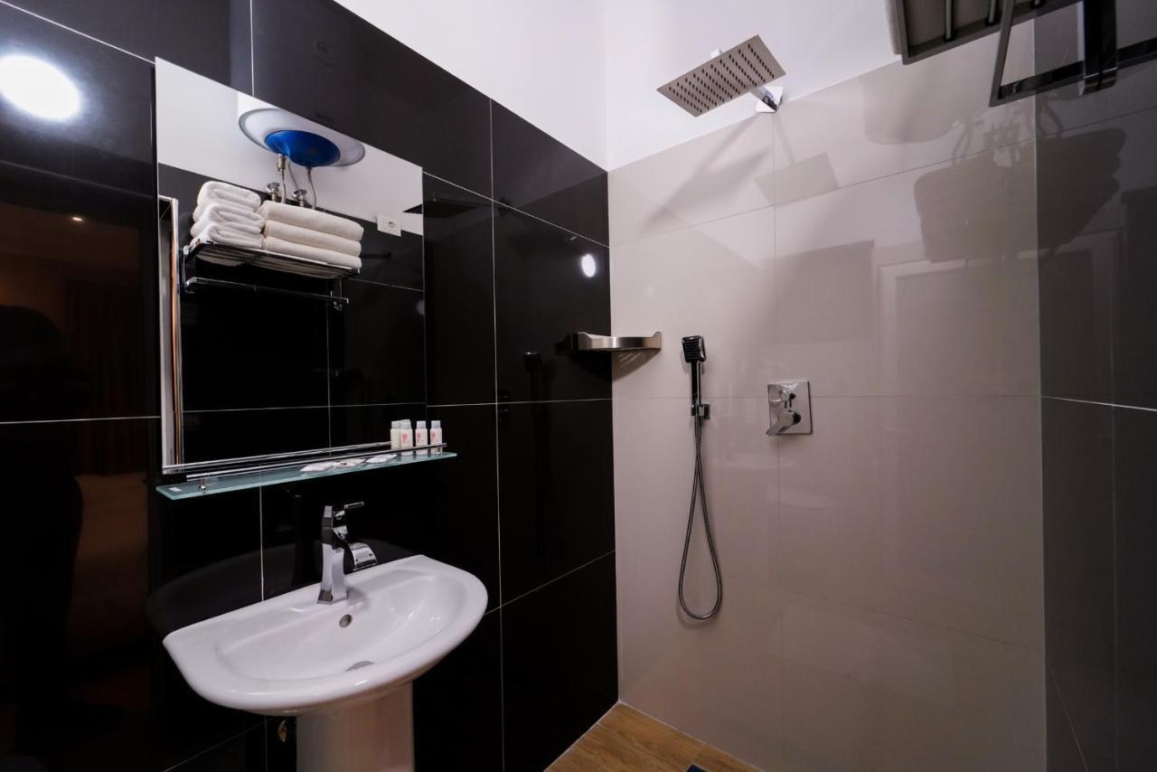 Sr99 Hotel Tiranë Ngoại thất bức ảnh