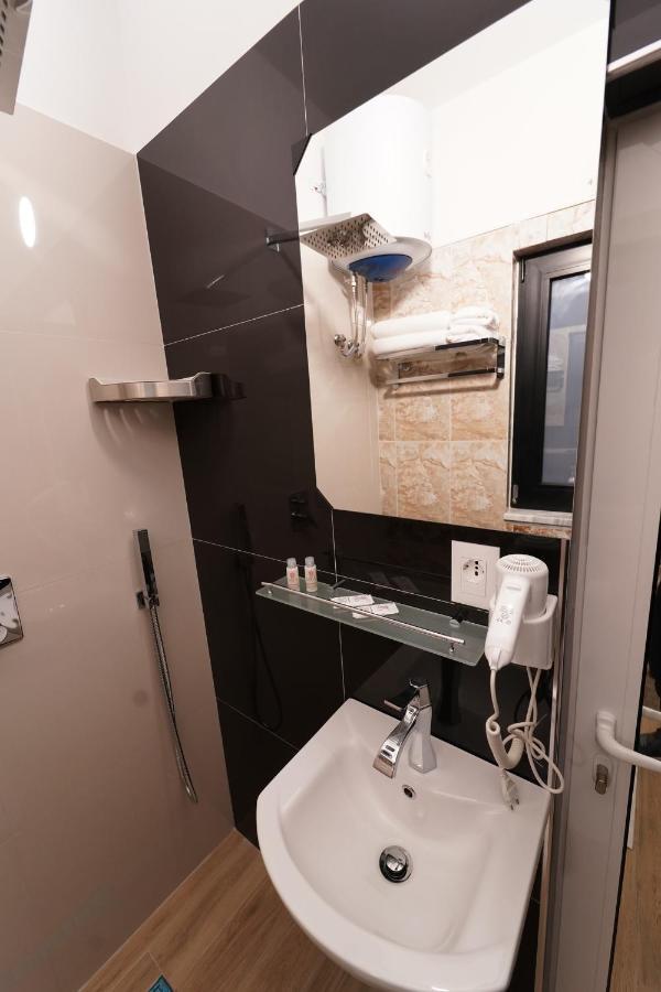 Sr99 Hotel Tiranë Ngoại thất bức ảnh