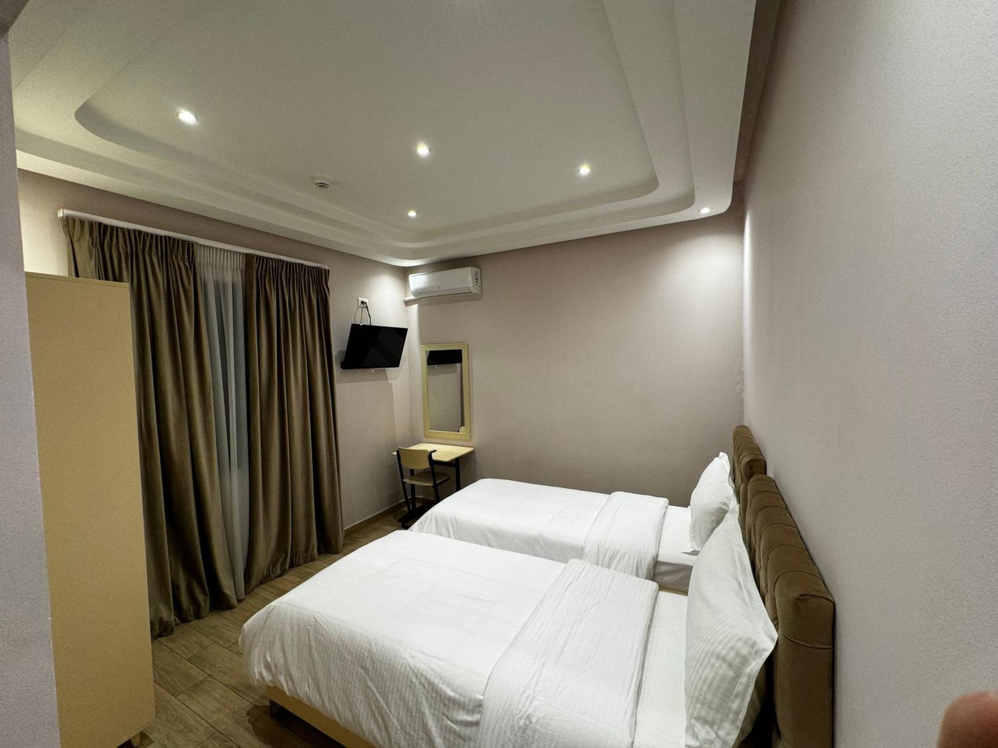 Sr99 Hotel Tiranë Ngoại thất bức ảnh